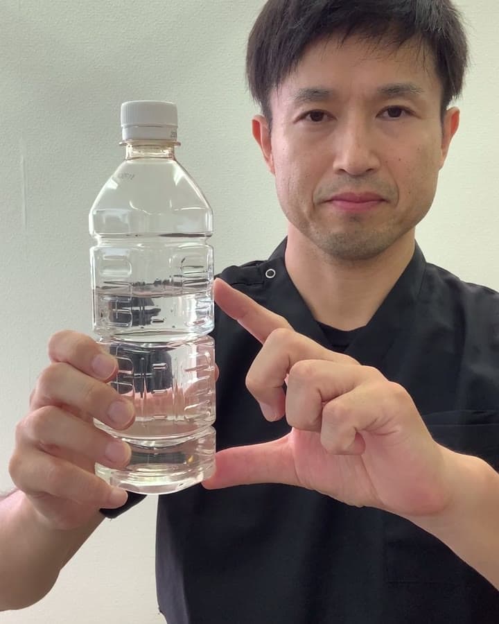500mlのペットボトルに水を6割ほど入れる