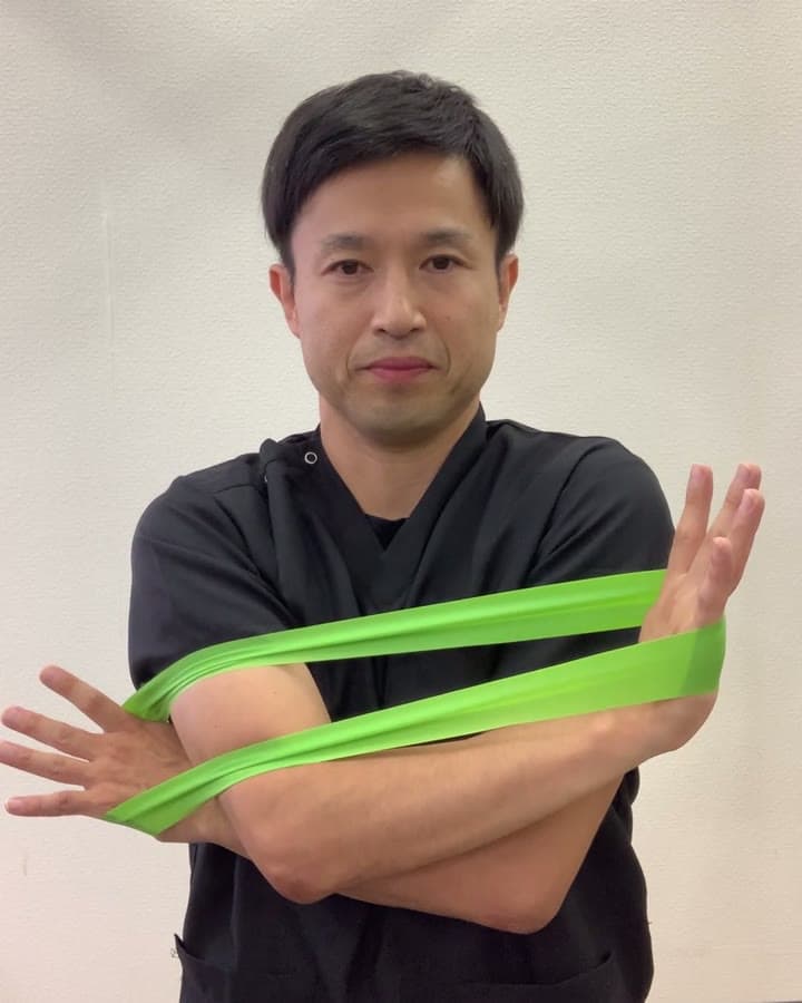 もう1種類は、片側の脇を締めた状態で行う